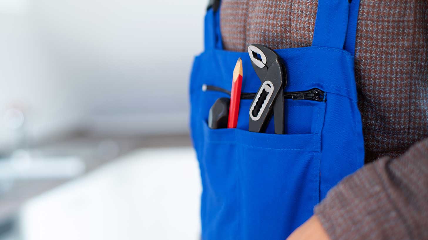 Werkzeuge in Brusttasche Handwerker Detail